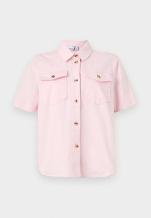 Ροζ ανοιχτόχρωμο πουκάμισο με κοντά μανίκια, γιακά και δύο μπροστινές τσέπες στο στήθος με κλείσιμο σε κουμπιά.