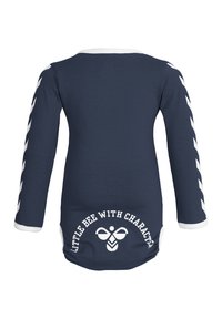 Marinblus med lång ärm som har vit krage och ärmdekor, med texten "LITEN BI MED KARAKTÄR" och en bi-illustration på baksidan.