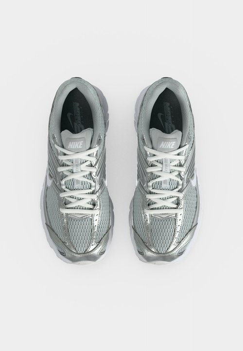 Nike Air Max Moto 2K 'Grey Fog Metallic Silver' (Women's) — foto 5