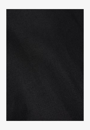 Fekete, finoman szövött mintázatú textúrált szövet közeli felvétele, finom fény-árnyék játékokkal.