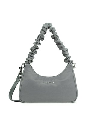 Borsa a spalla in tessuto grigio con manico arricciato, hardware argentato e superficie liscia. Presenta un logo sul davanti e una tracolla regolabile.