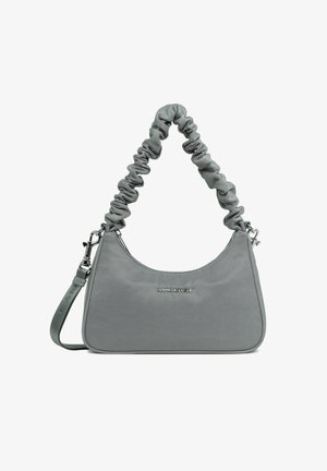 Sac à épaule en tissu gris avec une anse froncée, quincaillerie en argent et une texture lisse. Présente un logo à l'avant et une bandoulière réglable.