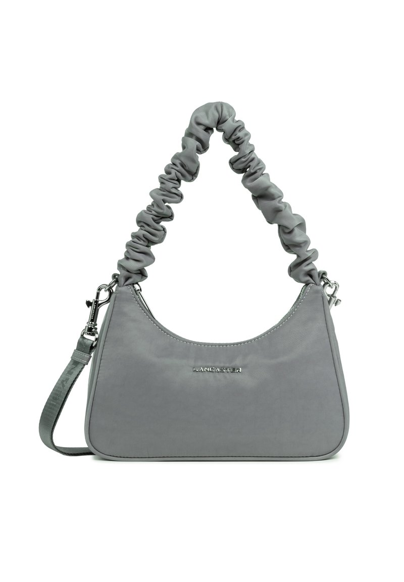 Borsa a spalla in tessuto grigio con manico arricciato, hardware argentato e superficie liscia. Presenta un logo sul davanti e una tracolla regolabile.