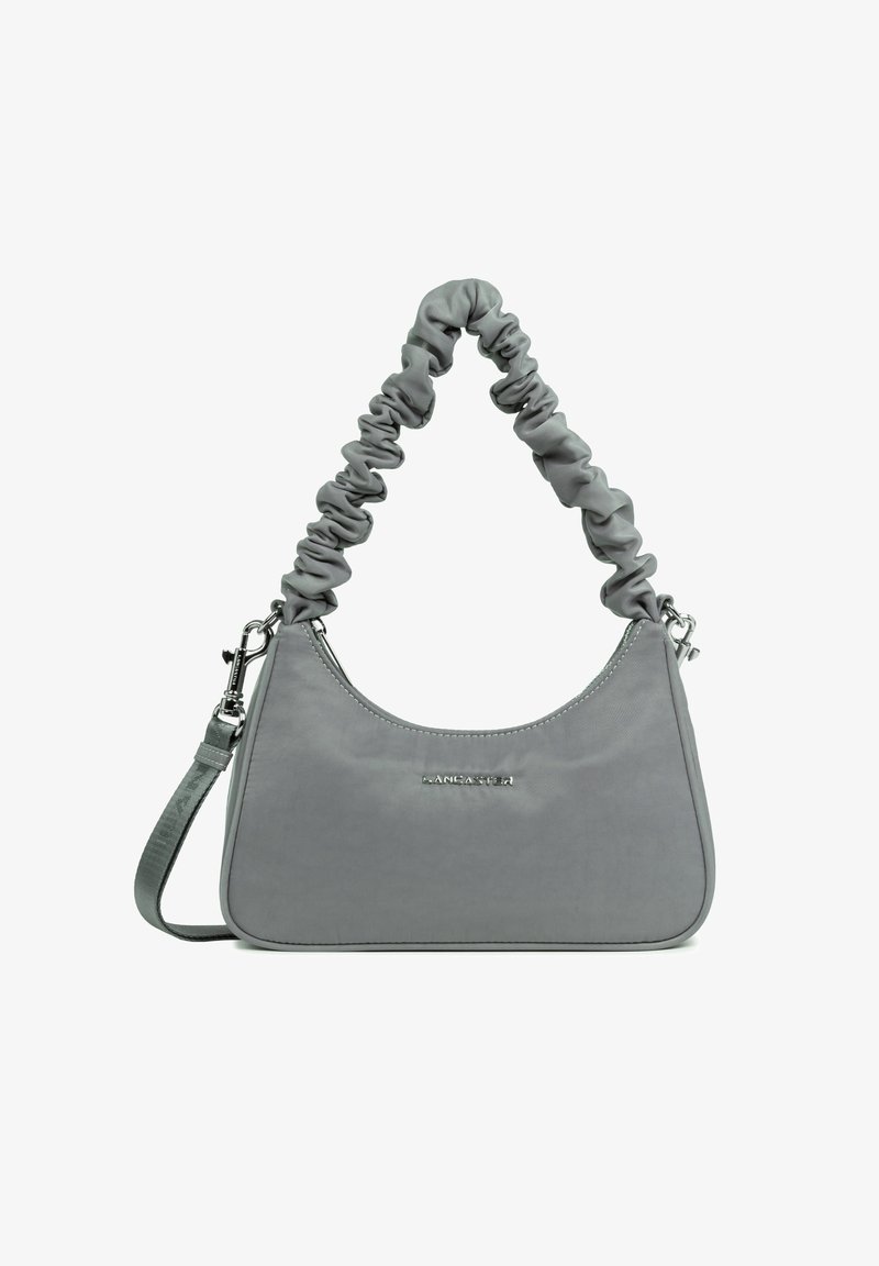 Sac à épaule en tissu gris avec une anse froncée, quincaillerie en argent et une texture lisse. Présente un logo à l'avant et une bandoulière réglable.