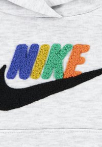 Grå hettegenser med flerfarget terrystikking av "NIKE"-logoen i blått, grønt, gult, oransje, og en svart Swoosh-design.