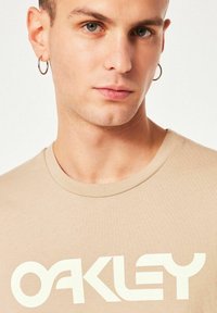 Oakley MARK TEE  - Camiseta estampada - humus