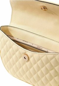 Gestepptes cremefarbenes Handtasche mit glatter Textur, goldenen Beschlägen und einem Innenfach. Verfügt über einen Druckknopfverschluss und ein gebrandetes Innenfutter.