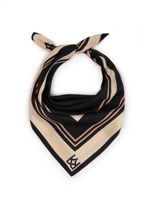 Foulard en soie avec un motif géométrique noir et beige, comportant des rayures diagonales et un logo de marque dans un coin. Forme triangulaire avec une texture lisse.