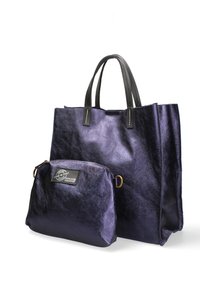 Paarse glanzende totebag van textuurmateriaal met zwarte handvatten, vergezeld van een kleinere bijpassende pouch, beide met minimale hardware.