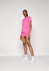New Balance ESSENTIALS - Camiseta deportiva - pink