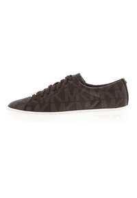 Tmavě hnědé tenisky s texturovaným vzorem, vybavené zlatými kovovými doplňky a bílou gumovou podrážkou. Značkované nápisem "MICHAEL KORS" na boku.