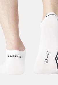 Chaussettes blanches à chevilles en mélange de coton, ornées d'un logo "UMBRO" noir et de marquages de taille sur le talon. Texture lisse et design à couper bas.