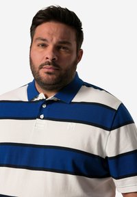 Polo a righe con colori blu, bianco e nero, maniche corte, colletto e tre bottoni, con un piccolo logo sul petto.