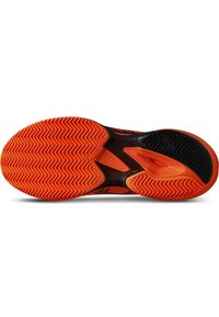 Schwarz-orangefarbene Sport-Schuhsohle mit einem Fischgrätenprofil. Texturierte Oberfläche für besseren Halt. Verfügt über ausgeprägte Gummi-Designelemente.