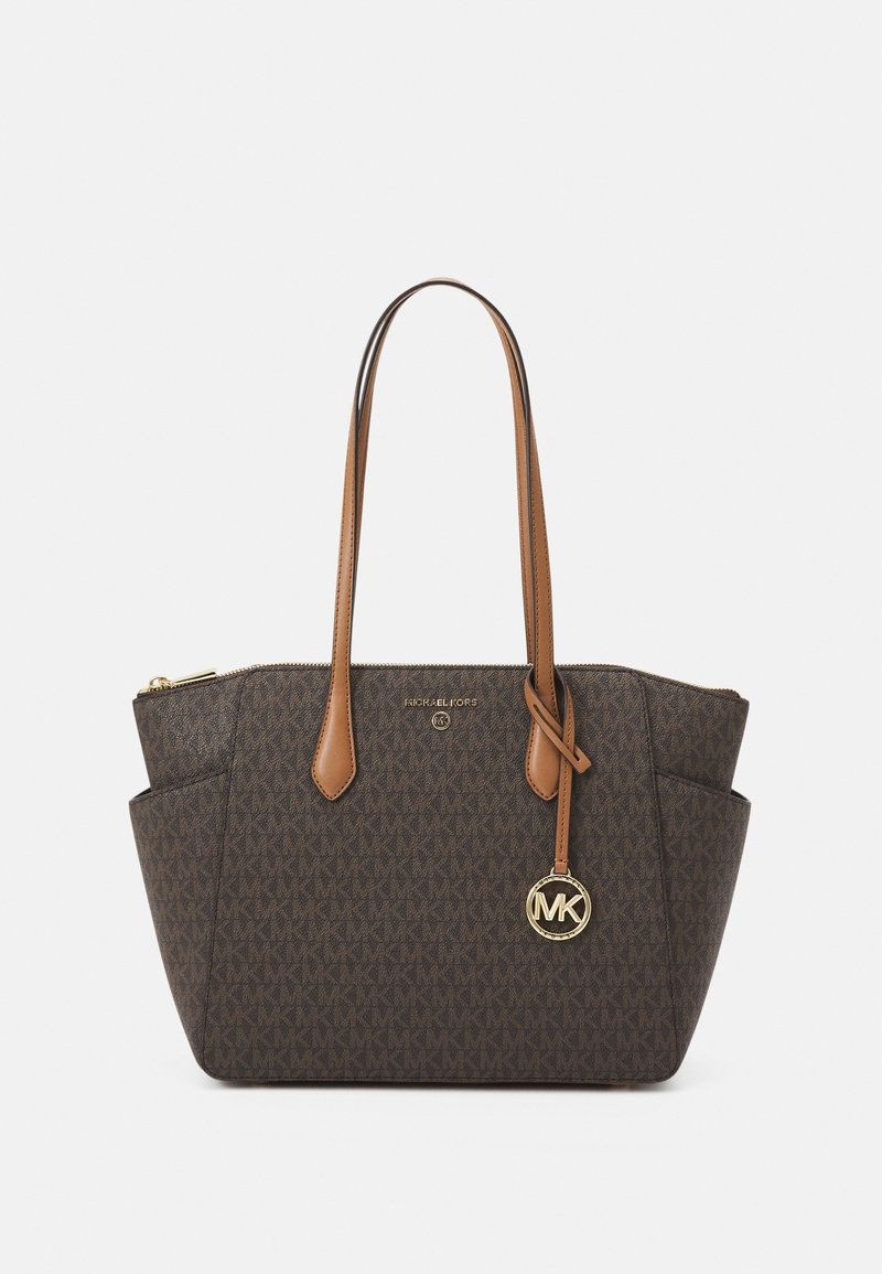 Sac tote Michael Kors marron avec longues poignées beige, poches latérales, pendentif logo doré et motif monogramme MK en all-over.
