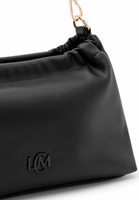 Borsa a tracolla nera in pelle con parte superiore arricciata, dotata di logo in rilievo e accessori in tonalità oro. Texture liscia con forma strutturata.