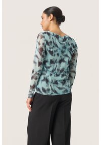 Tricou cu mânecă lungă realizat dintr-un material ușor, semi-transparent, cu un model abstract în nuanțe de turcoaz și negru. Guler rotund și design mulat.
