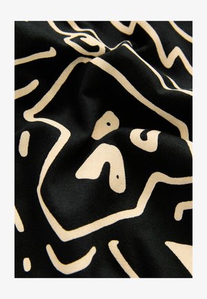 Juodas audinys su kontrastinga smėlio spalvos abstrakčia raštika. Minkšta tekstūra, su nereguliariomis linijomis ir formomis raukšlėtame paviršiuje.