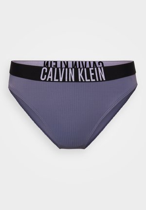 Calvin Klein Damen Slip in Helllila mit gerippter Textur und einem schwarzen elastischen Taillenbund, der den Markennamen in weißer Schrift trägt.