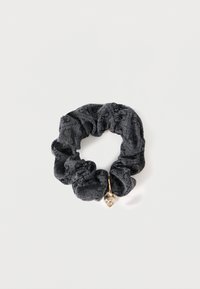 Μαύρο scrunchie κατασκευασμένο από υφασμα με υφή, με διακριτικό μοτίβο και χρυσή καρδιά με διακοσμητικά στοιχεία. Απαλό και ευέλικτο σχέδιο.