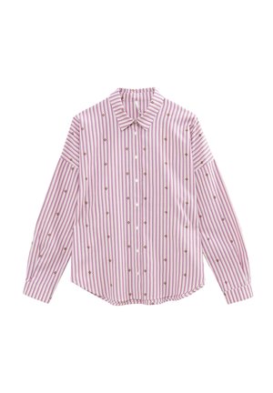 Camisa a rayas rosa con rayas verticales blancas, con patrones de diamantes dorados y un frente con botones. Mangas largas con detalles en los puños.
