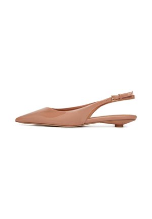 Zapatos de tacón bajo tipo slingback en color nude, hechos de charol, con puntera afilada y correa ajustable con hebilla, que presenta un detalle con corte en el talón.