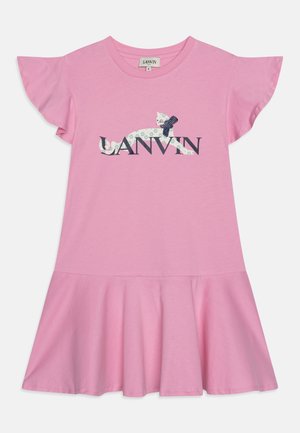 Vaaleanpunainen lyhythihainen mekko, jossa on liehuva helma, ja siinä on painettu kissan kuvio ja nauha. Brändin nimi "LANVIN" on näkyvästi esillä.
