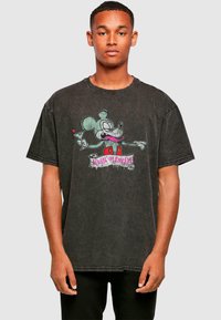 Sort oversized T-shirt lavet af bomuld med en falmet finish. Har et grafisk motiv af Mickey Mouse, der holder en cocktail, samt tekst under.