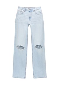 Jeans de mezclilla azul claro con un corte relajado, que presentan dos grandes desgastes en las rodillas y costuras sutiles en los bolsillos.