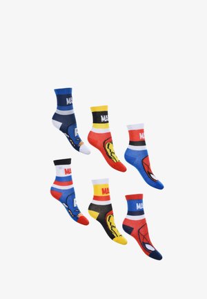 Seis pares de calcetines tobilleros coloridos; con diseños de superhéroes, material de algodón, con logotipos distintivos, rayas y varias combinaciones de colores.