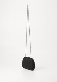 Borsa a pochette nera con superficie texturizzata, forma rotonda e tracolla in catena argentata. Presenta una chiusura a scatto e un design semplice ed elegante.