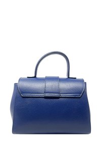 Královsky modrá kožená kabelka se strukturovaným tvarem, zaoblenou rukojetí a klopovým uzávěrem. Texturovaný povrch a minimalistický design.