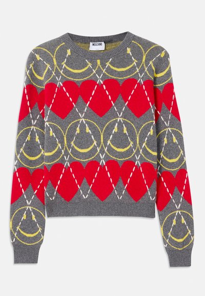 Pulover gri cu un model geometric de inimi roșii și fețe zâmbitoare galbene, cu accente albe și manșete cu revere.