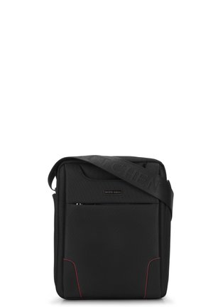 Borsa a tracolla nera con tessuto testurizzato, dotata di una tasca frontale con zip e accenti rossi. Include una tracolla regolabile con logo in rilievo.