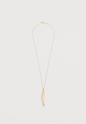 Collier en or avec un pendentif fin et allongé, présentant une surface lisse et polie, accompagné d'une chaîne délicate avec de petits accents.