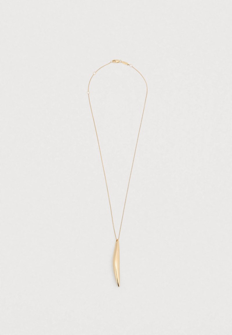 Collier en or avec un pendentif fin et allongé, présentant une surface lisse et polie, accompagné d'une chaîne délicate avec de petits accents.