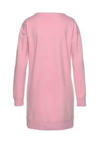 Roze sweatshirt jurk met lange mouwen, ribbels aan de mouwen en een ronde halslijn. Zacht materiaal; iets oversized pasvorm; geen zichtbare patroontjes of hardware.