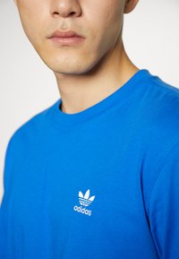 adidas Originals ESSENTIAL TEE - Βασικό μπλουζάκι - blue