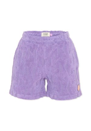 Fioletowe spodenki z frotté z elastycznym pasem i subtelnie teksturowanym wzorem, z małą okrągłą naszywką blisko dolnego brzegu.