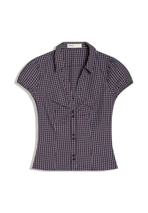 Blouse cintrée à manches courtes avec motif à carreaux violets et blancs, boutonnée sur le devant, col.