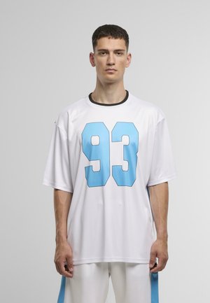 Weißes T-Shirt mit kurzen Ärmeln und blauer "93" Grafik, schwarzem Kragen und lässigem Schnitt. Glattes Material mit minimaler Textur, seitliche Schlitze für Bewegungsfreiheit.