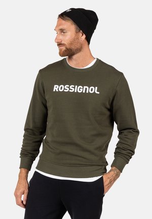 Sudadera verde oliva con cuello y puños acanalados, que presenta un atrevido lettering en blanco "ROSSIGNOL" en el pecho. Textura de tela suave.
