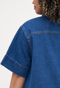 Vero Moda Curve VMCMIGGA SHIRT DRESS - Τζιν φόρεμα - medium blue denim
