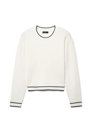 Maglione bianco a maniche lunghe con scollo rotondo e bordatura nera su collo, polsini e orlo, disposto in piano su sfondo bianco.