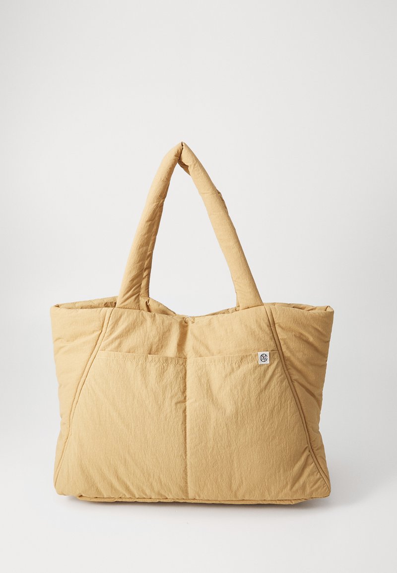 Borsa tote trapuntata gialla con manici doppi, dotata di una tasca frontale e di un tessuto texturizzato. Design semplice e rettangolare con hardware minimale.