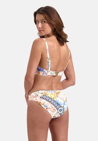 Wielokolorowy strój kąpielowy z kwiatowymi i paisleyowymi wzorami. Góra ma regulowane ramiączka i zapięcie na klamrę. Teksturowana tkanina.