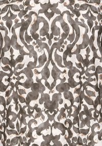 Szimmetrikus sötétszürke és bézs virágos damaszt minta egy világos, texturált háttérrel, lágy, kissé elmosódott szélekkel.