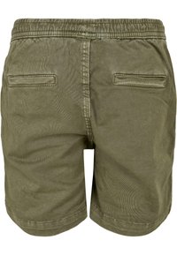 Shorts en coton vert olive avec une taille élastique, comportant deux poches arrière et une texture lisse, mettant en valeur des détails de couture subtils.