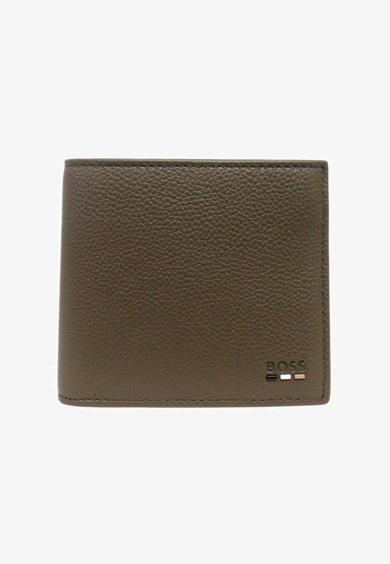 Portefeuille en cuir marron à texture grainée, avec un logo argenté "BOSS" et des éléments de design minimalistes.