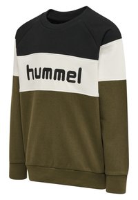 Olivově zelená mikina s černými, bílými a krémovými vodorovnými pruhy; obsahuje vyšívané logo "hummel" a žebrované manžety.
